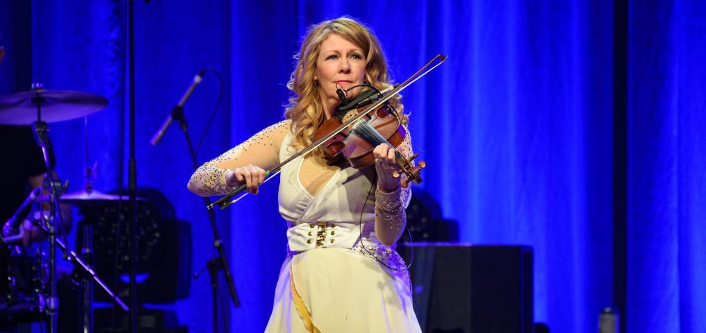 Natalie MacMaster fiddles