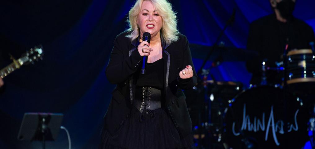 Jann Arden Performs