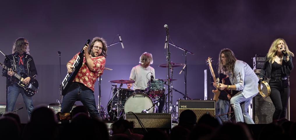 Matt Mays performs with band (Photo: Allan Zilkowsky)