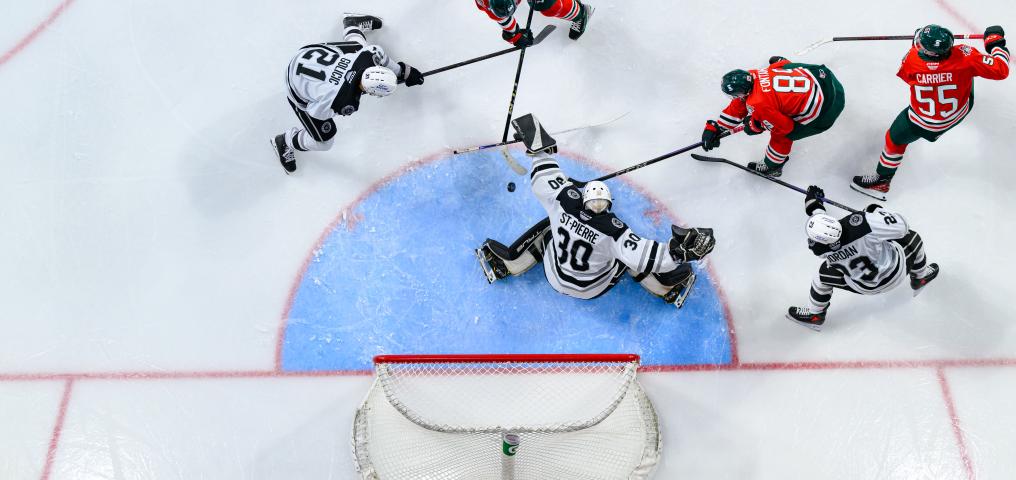 Halifax Mooseheads battle at the net - Credit Trevor MacMillan